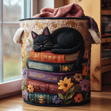 本の上の黒猫 洗濯かご
